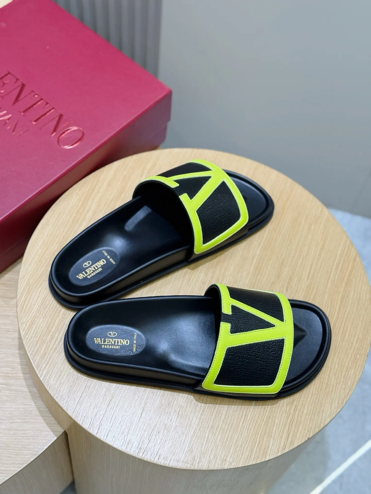 [VALENTINO] Top P: 540💰 Size: 39-44 (customized at 38.45) 🆕2025VLT — Valentino’s latest summer men’s slippers. The use of imported cowhide elements on slippers has been sublimated! It is worthy of recognition both visually and in terms of quality. Excellent quality, comfortable and durable! The embellishment of the perforated V hardware on the toe adds a sense of fashion! Cowhide feet